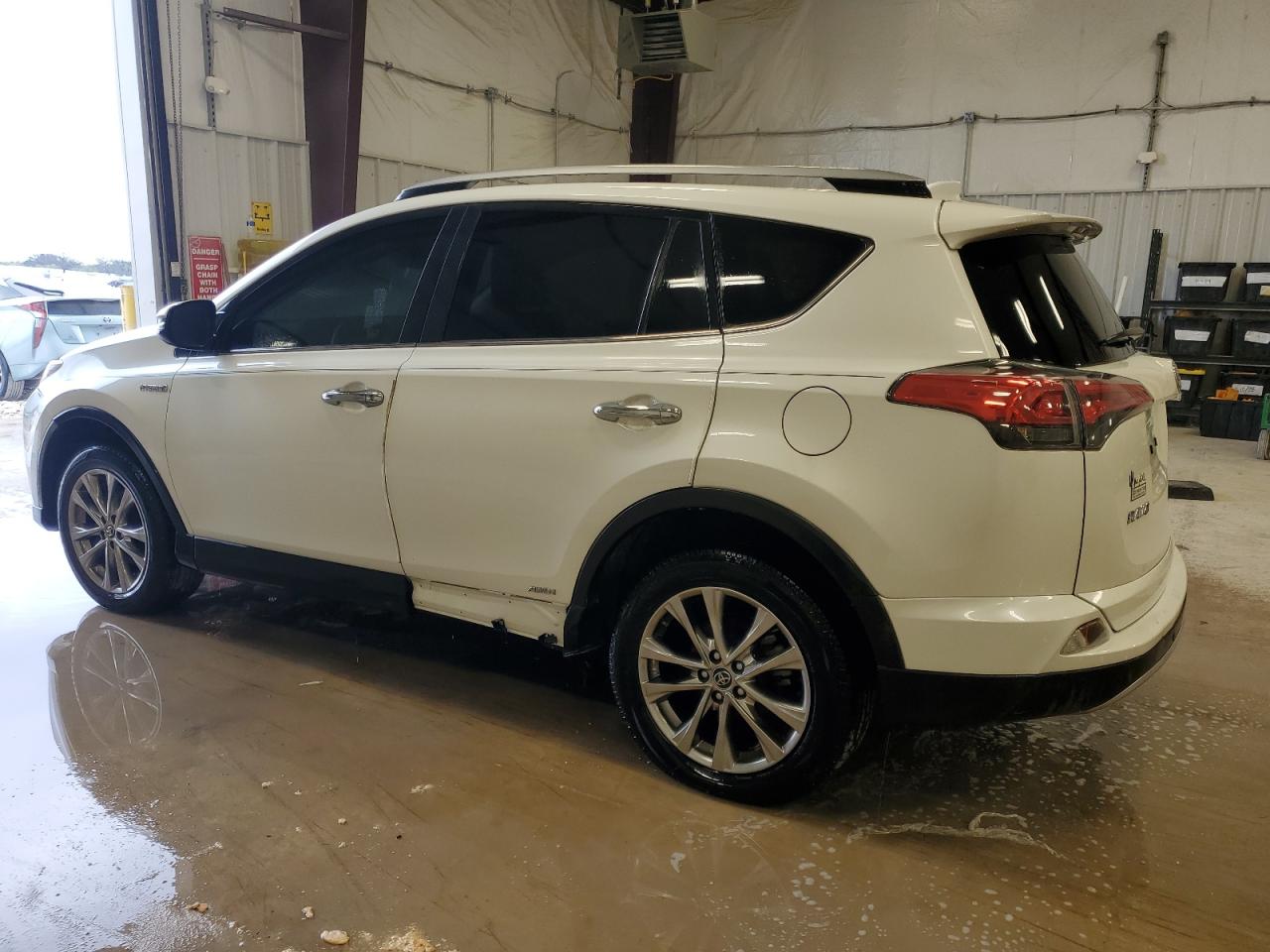 VIN JTMDJREV4JD202521 2018 TOYOTA RAV4 no.2