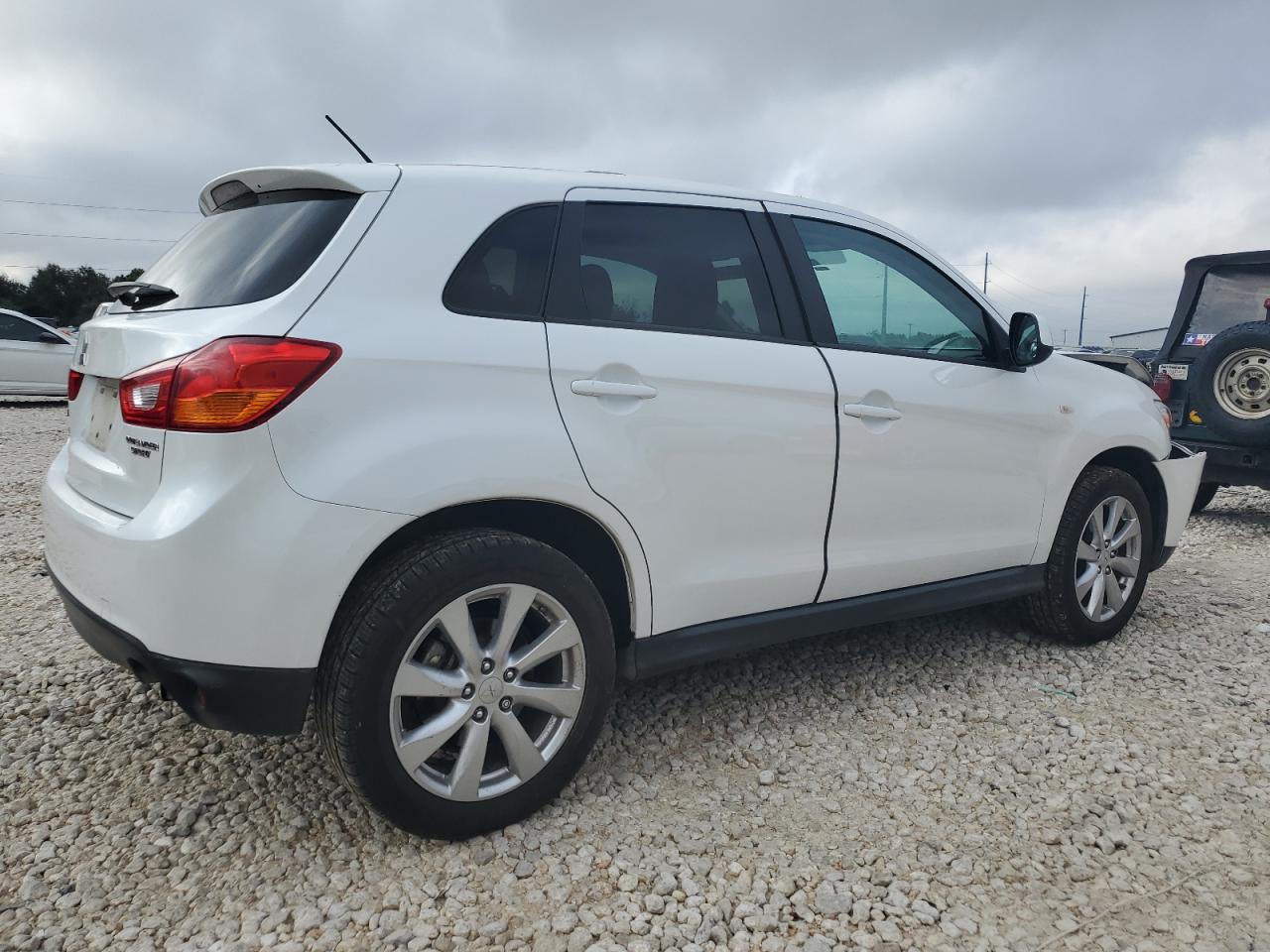 2015 Mitsubishi Outlander - Image 3