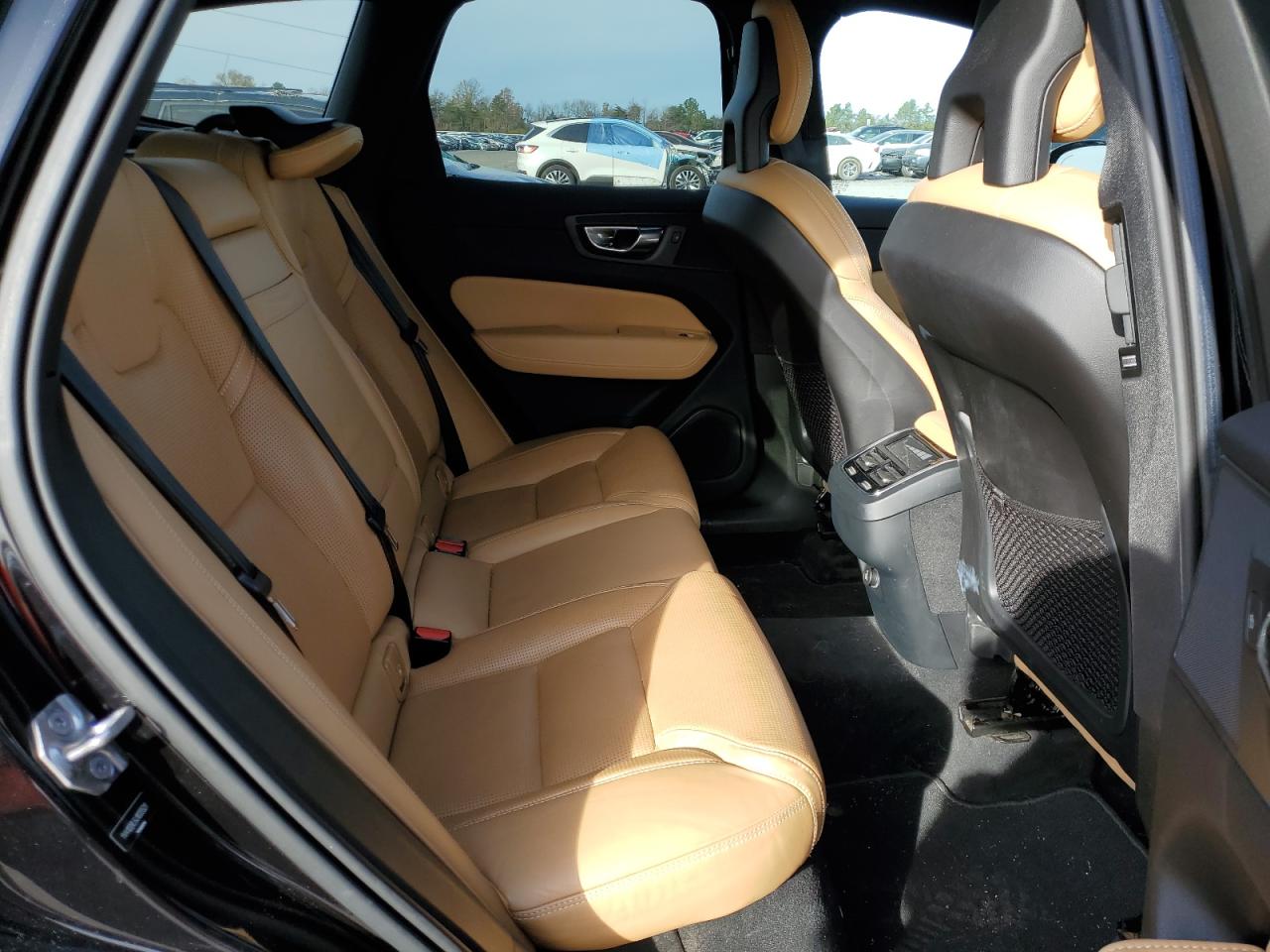 2018 Volvo XC60 - Image 11