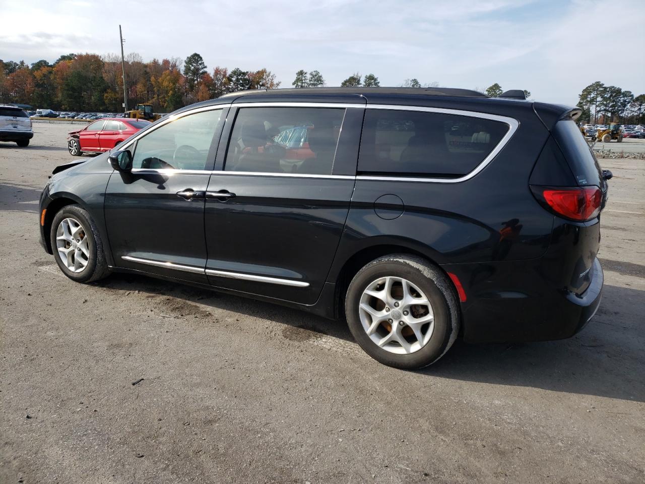 2017 Chrysler Pacifica - Image 2