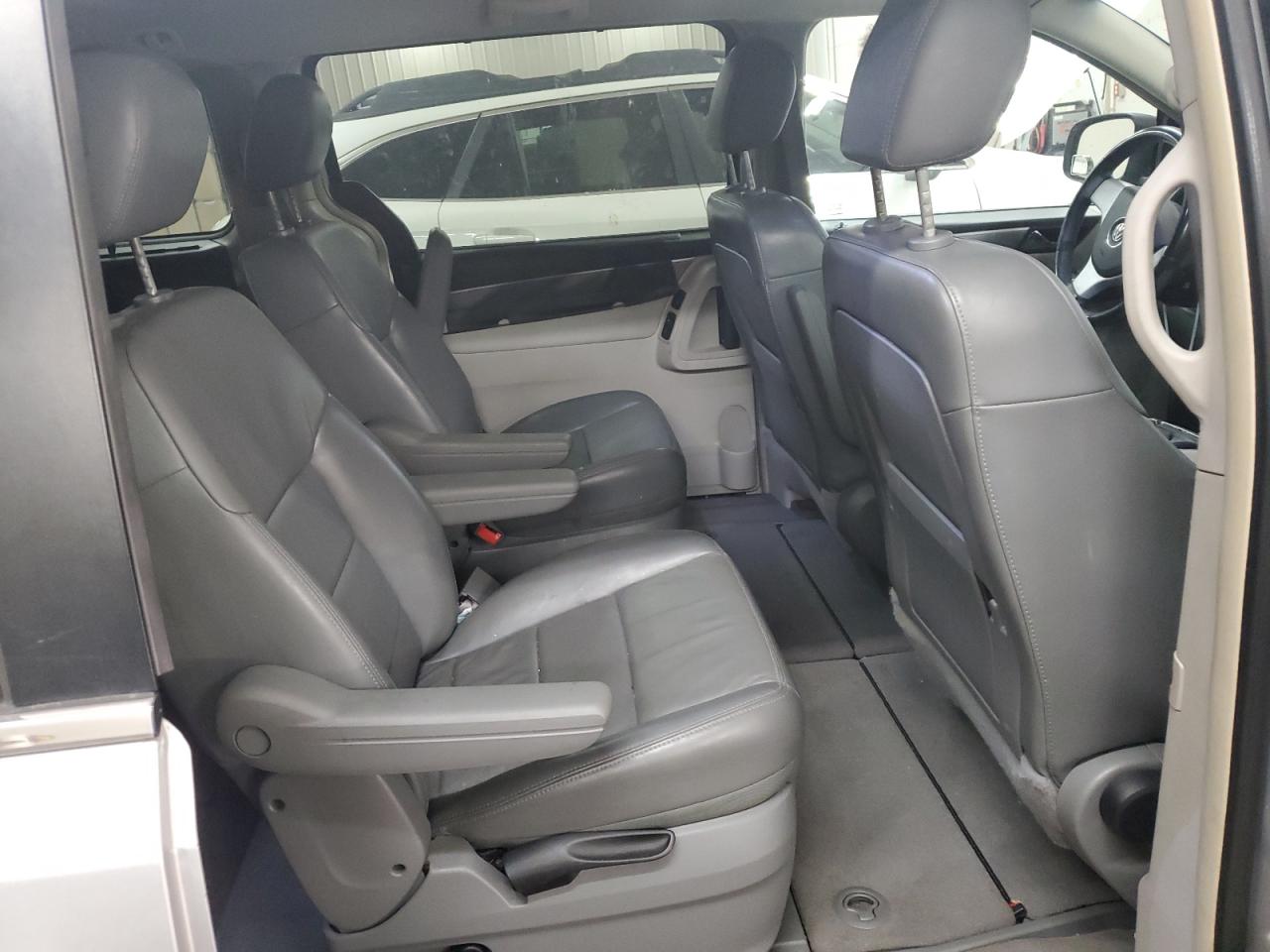 2009 Volkswagen Routan - Image 11