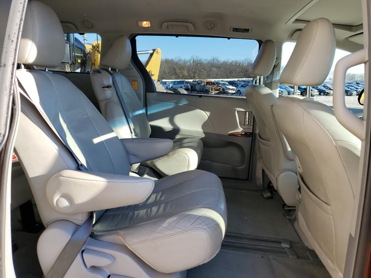 2014 Toyota Sienna - Image 11