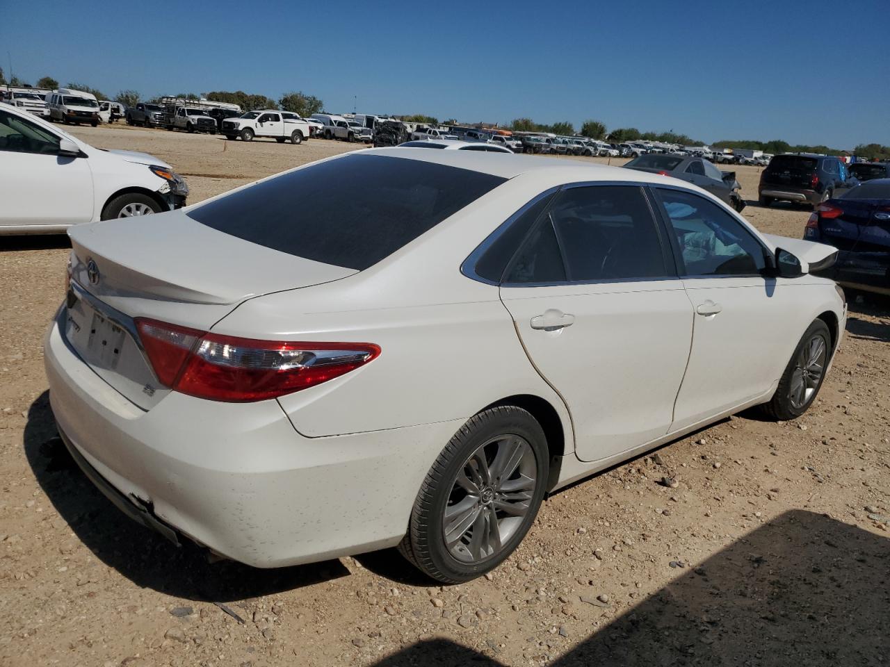 VIN 4T1BF1FK6GU152868 2016 TOYOTA CAMRY no.3