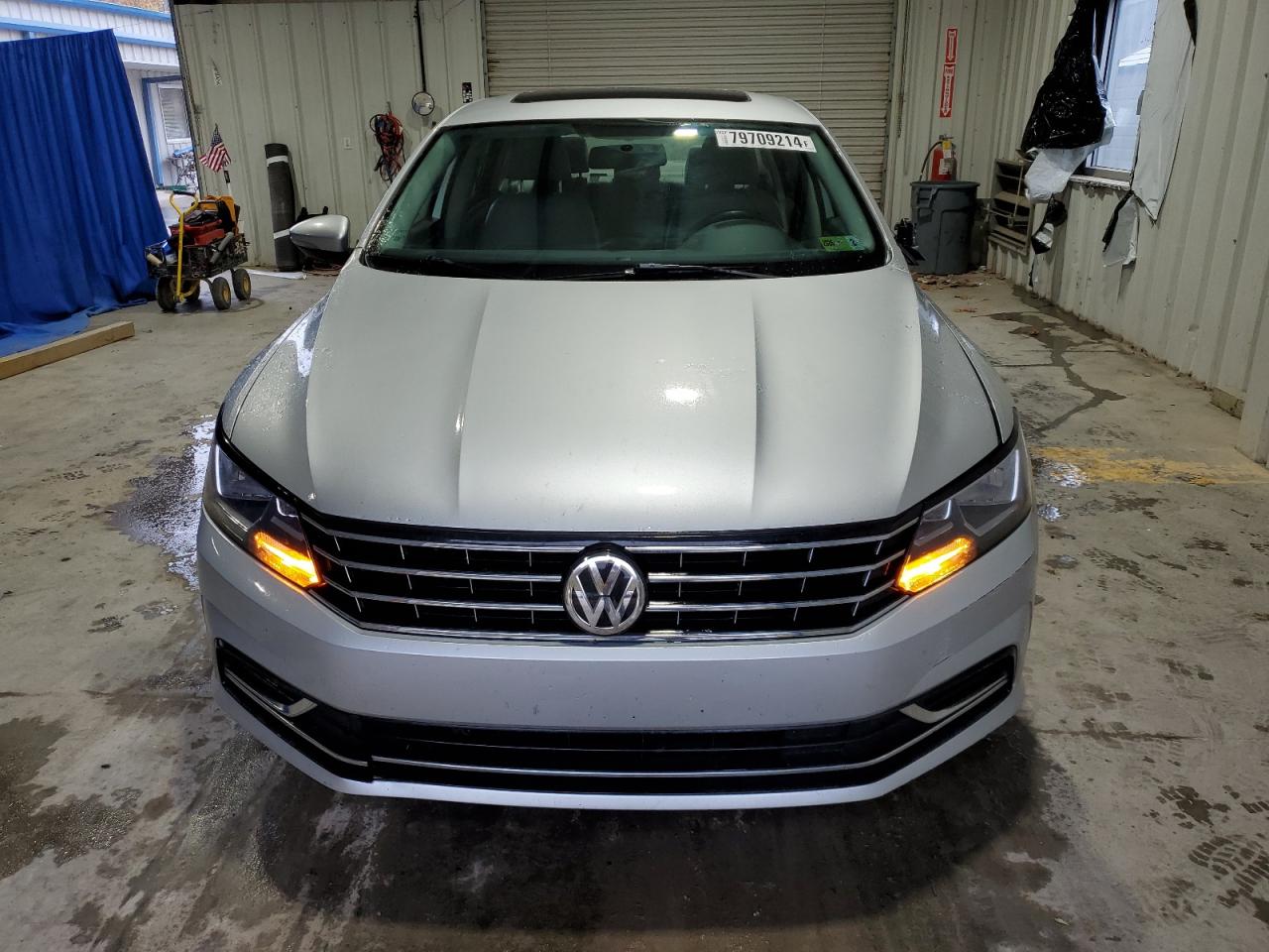 2019 Volkswagen Passat - Image 5