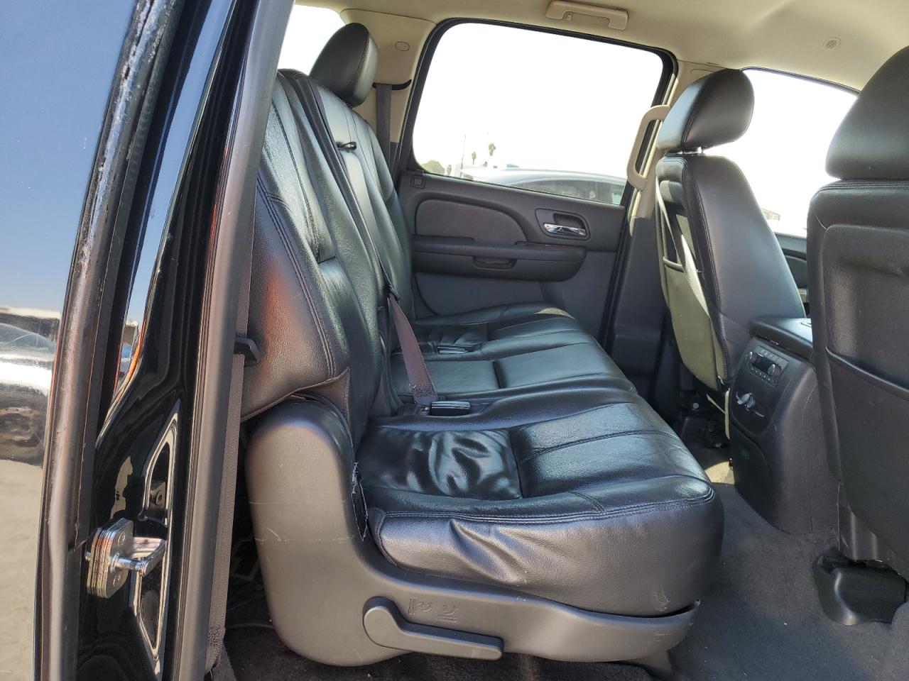 2014 Chevrolet Suburban - Image 11