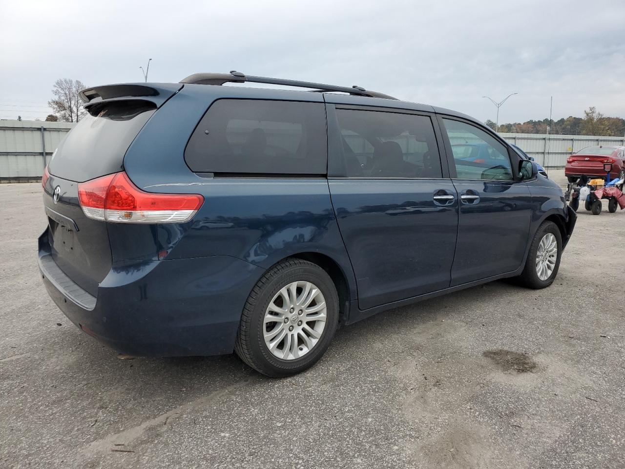 2012 Toyota Sienna - Image 3