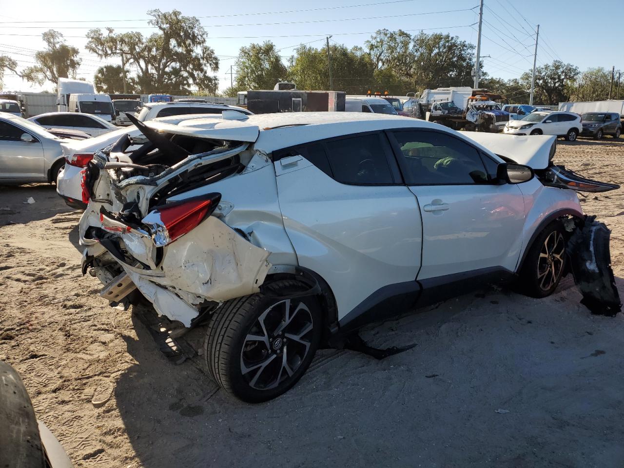 VIN JTNKHMBXXK1056524 2019 TOYOTA C-HR no.3