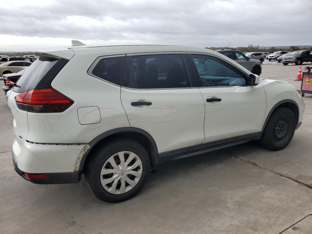 2017 Nissan Rogue - Image 3