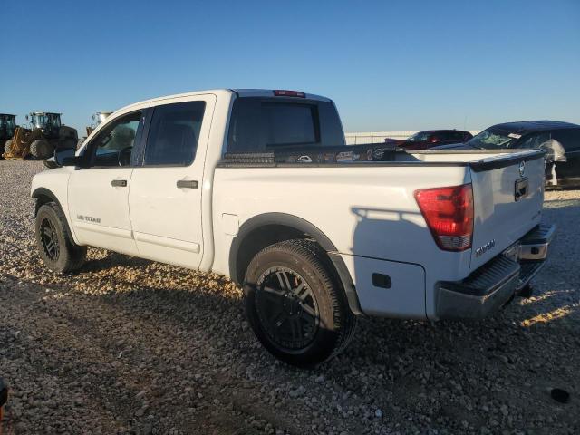 Pickups NISSAN TITAN 2015 Biały