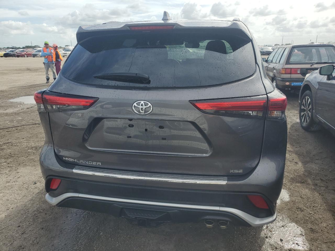 2022 Toyota Highlander - Image 6