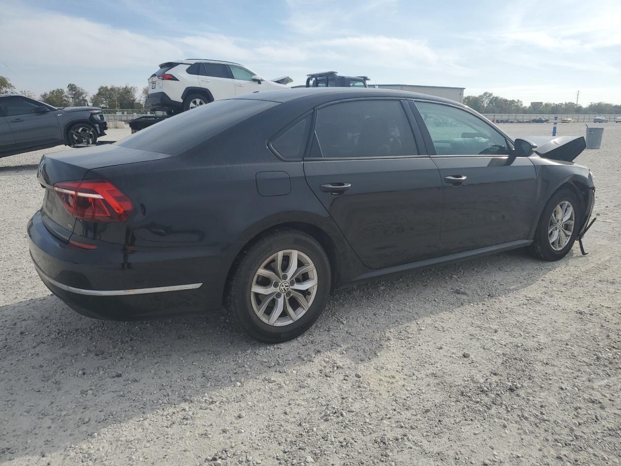 VIN 1VWAA7A31JC049997 2018 VOLKSWAGEN PASSAT no.3