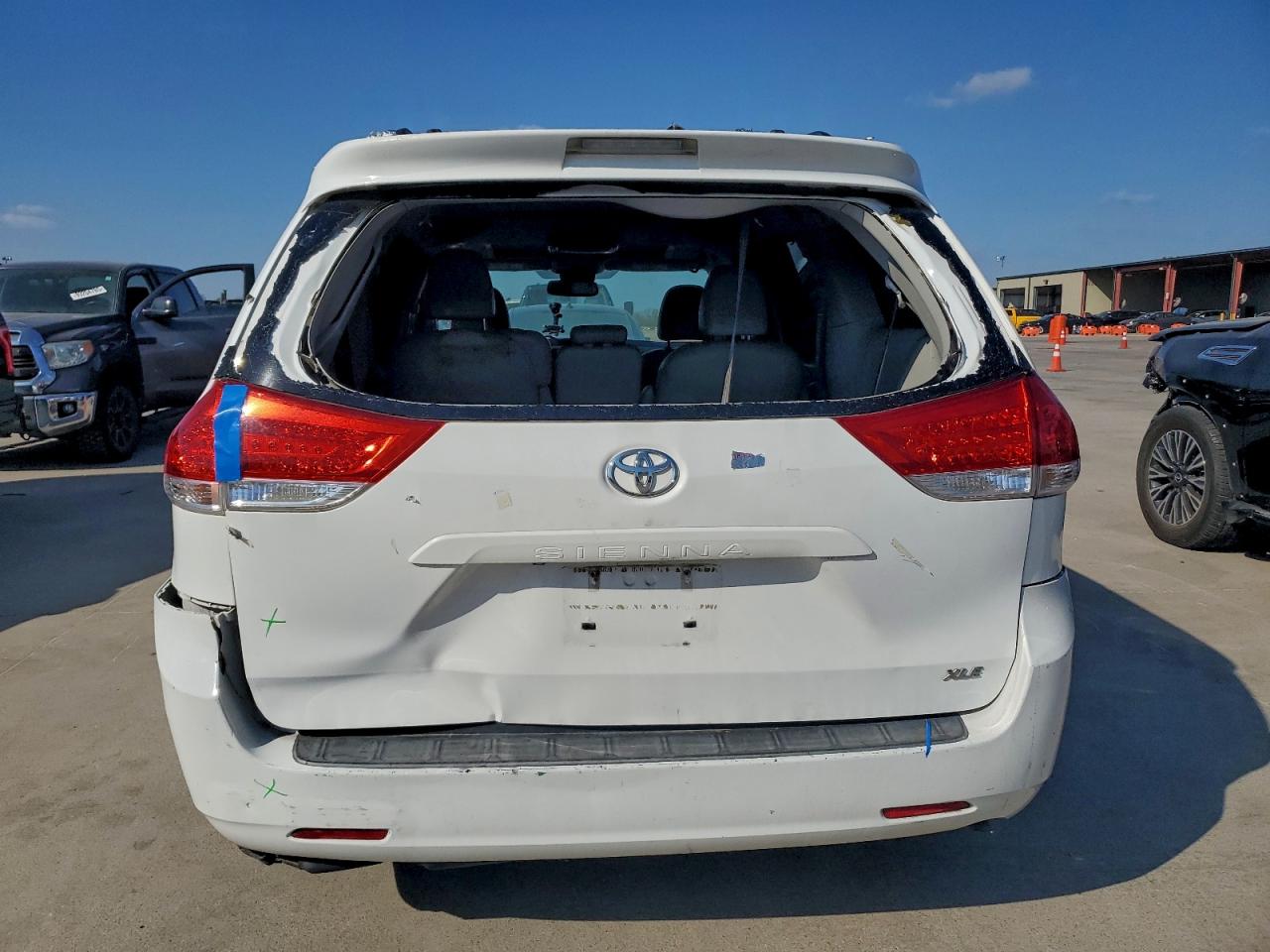 2011 Toyota Sienna Xle VIN: 5TDYK3DC4BS109404 Lot: 92931805