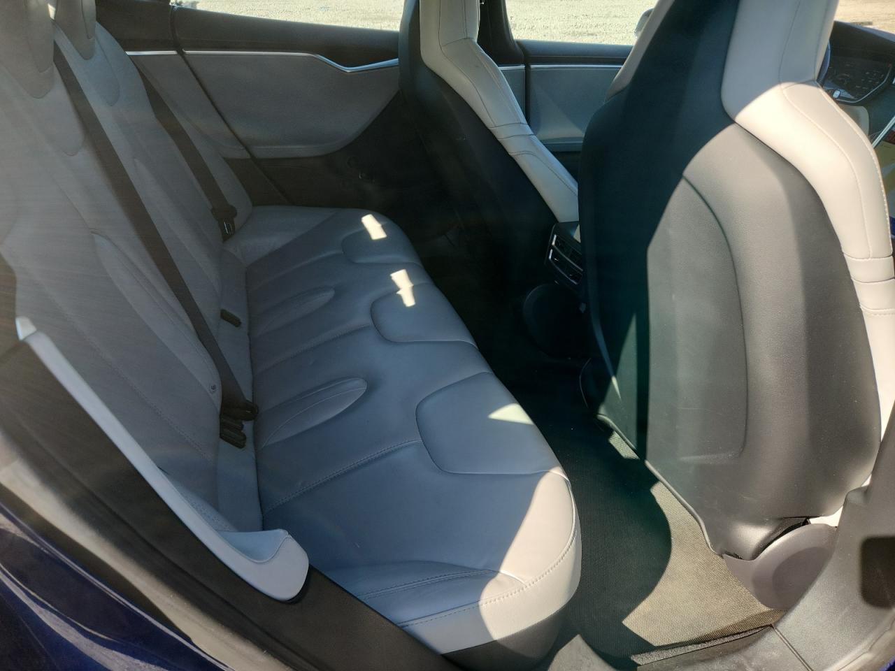 2015 Tesla Model S VIN: 5YJSA1E22FF105333 Lot: 90447015