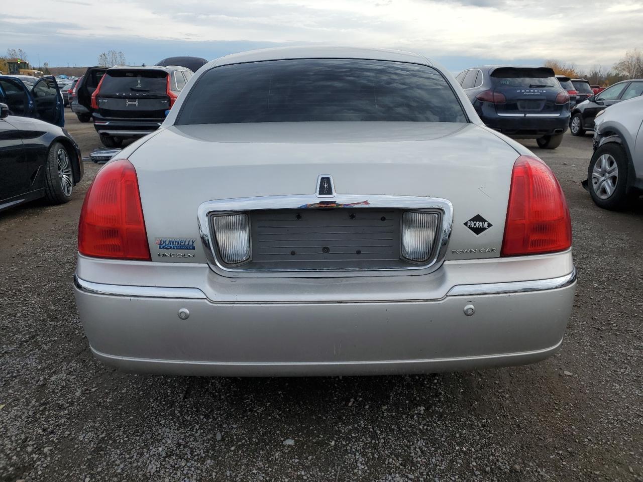 2005 Lincoln Town Car Signature Limited VIN: 1LNHM82W25Y665655 Lot: 91290975