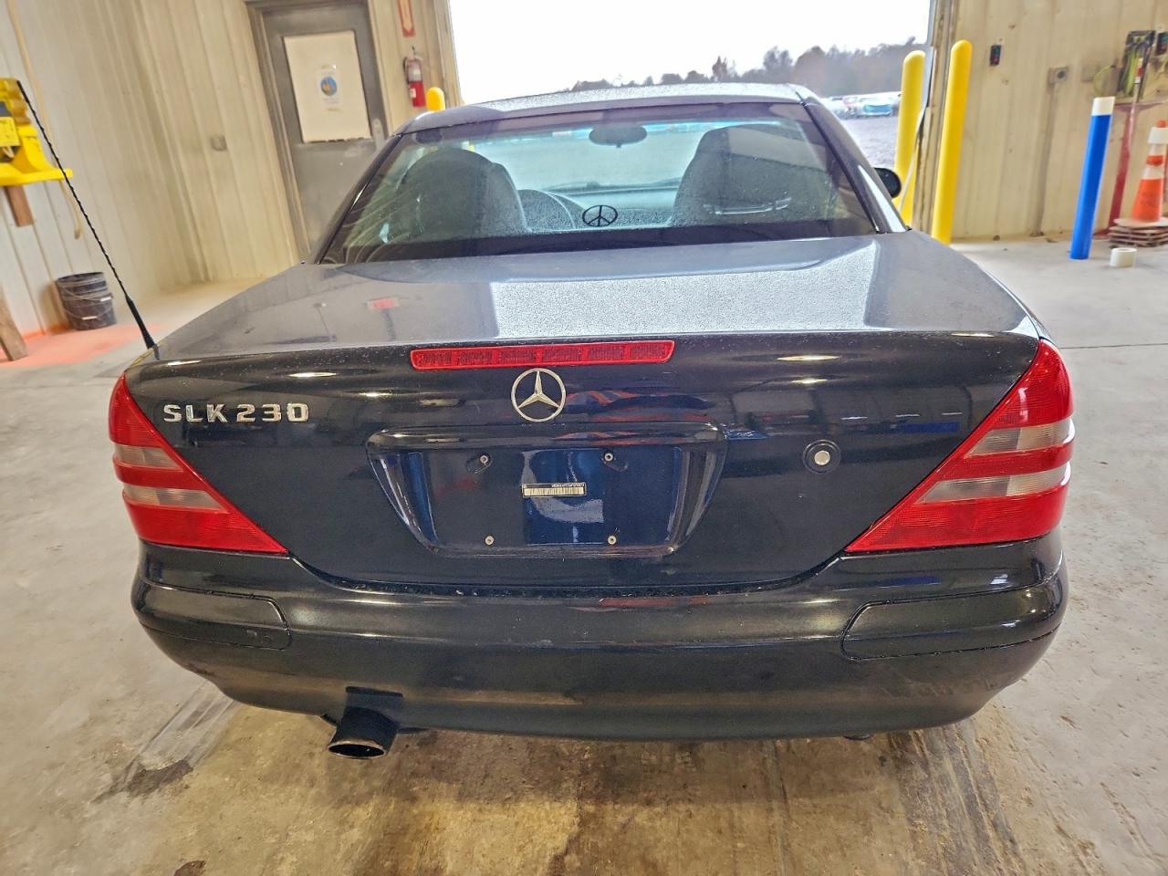 1998 Mercedes-Benz Slk 230 Kompressor VIN: WDBKK47F2WF070673 Lot: 93885755