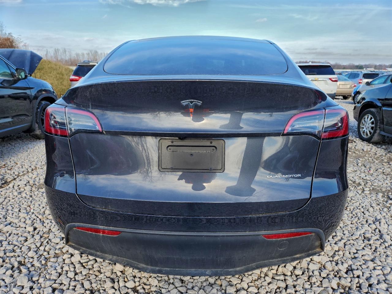 2024 Tesla Model Y VIN: 7SAYGDEEXRF063716 Lot: 92717385