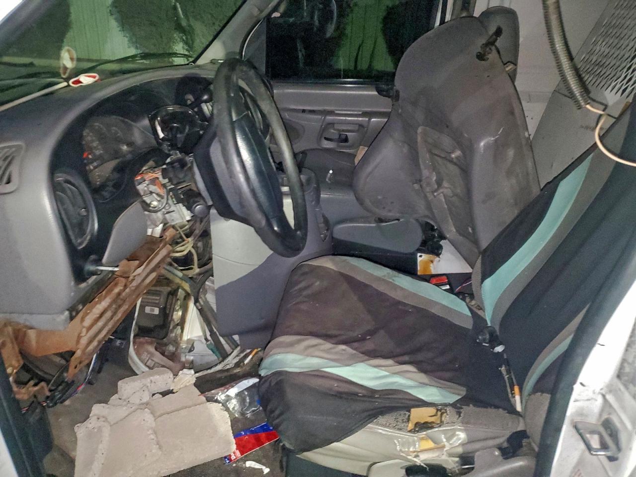 2001 Ford Econoline E250 Van VIN: B14310 Lot: 95113515