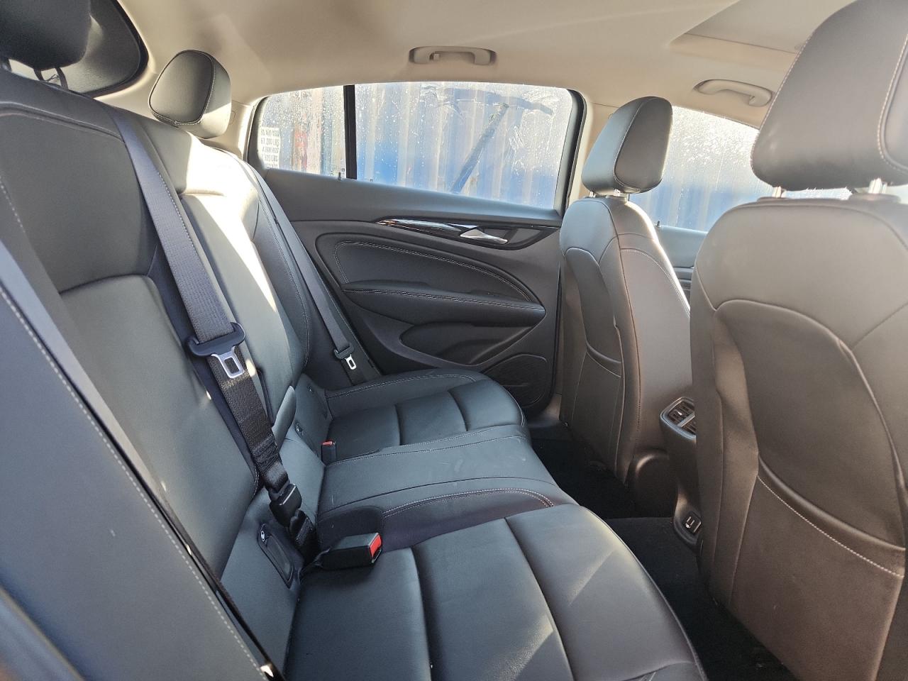 2018 Buick Regal Essence VIN: W04GP6SX7J1125980 Lot: 92289475