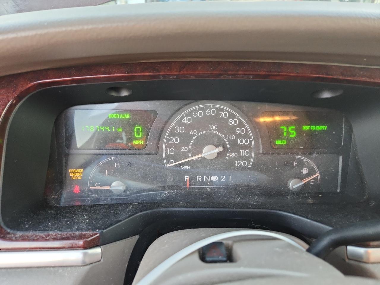 2004 Lincoln Town Car Executive VIN: 1LNHM81WX4Y684695 Lot: 93057295