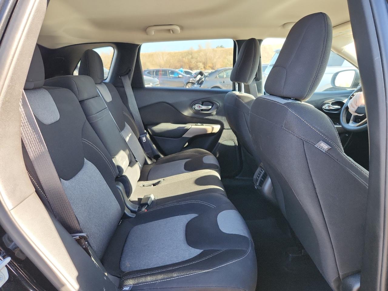 2018 Jeep Cherokee Latitude VIN: 1C4PJMCX0JD516137 Lot: 92670275