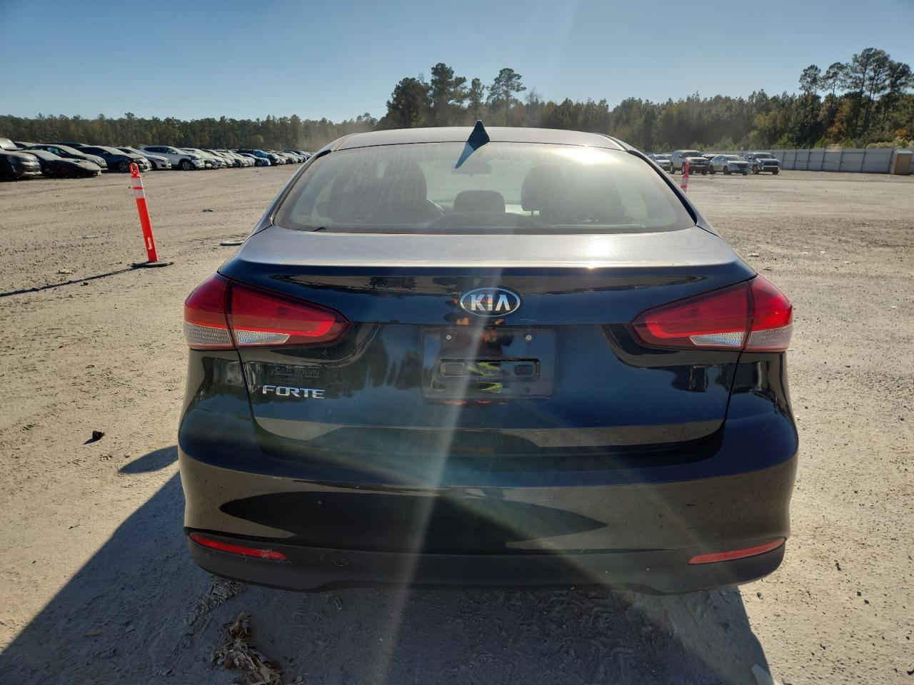2018 Kia Forte Lx VIN: 3KPFL4A76JE256172 Lot: 92673145