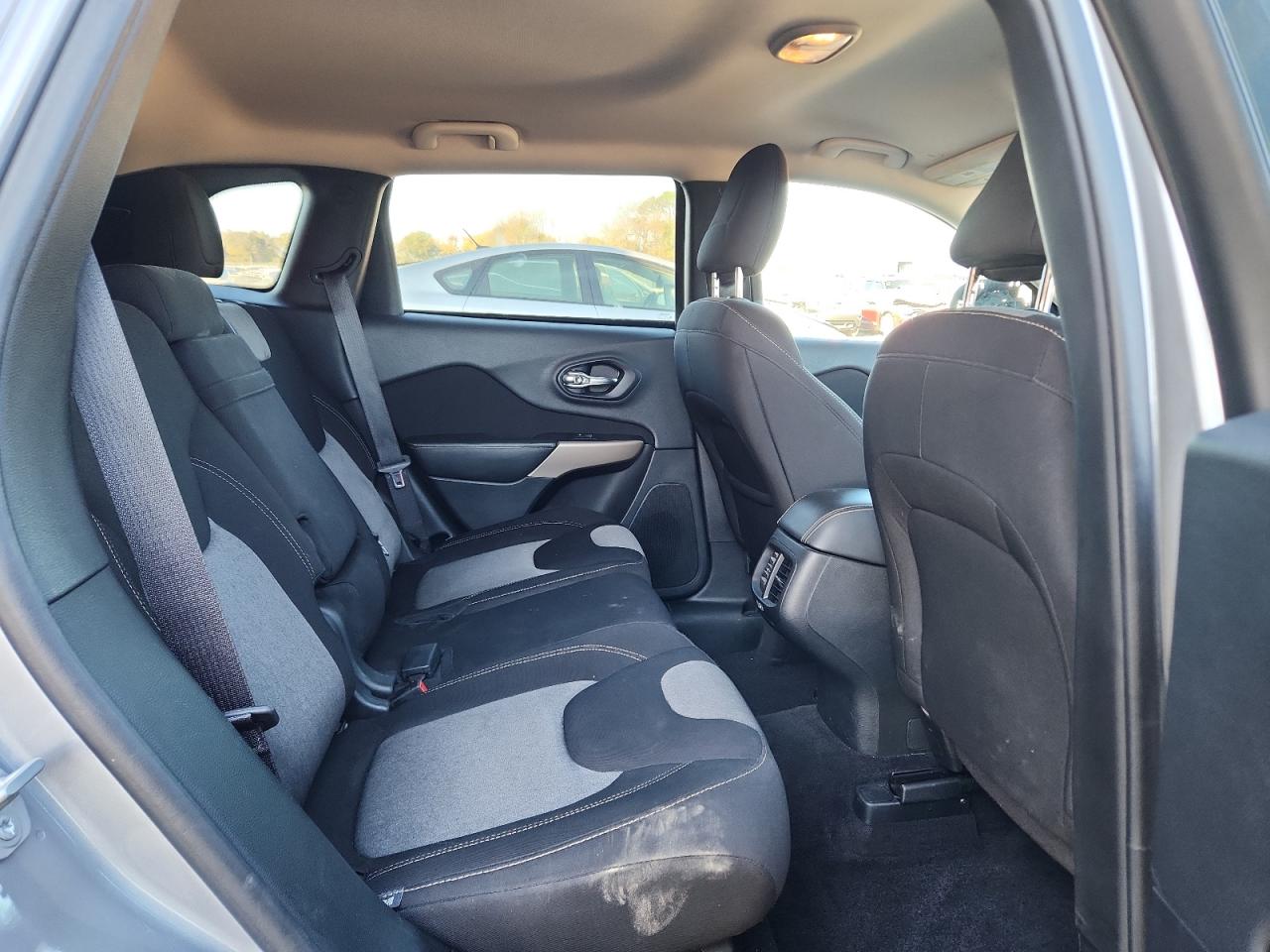 2018 Jeep Cherokee Latitude VIN: 1C4PJLCB4JD540150 Lot: 92129805