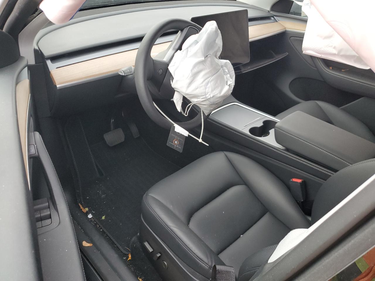 2024 Tesla Model Y VIN: 7SAYGDEE4RA310564 Lot: 92416705