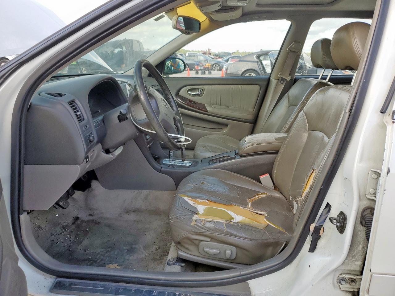 2000 Infiniti I30 VIN: JNKCA31A0YT126161 Lot: 92934825