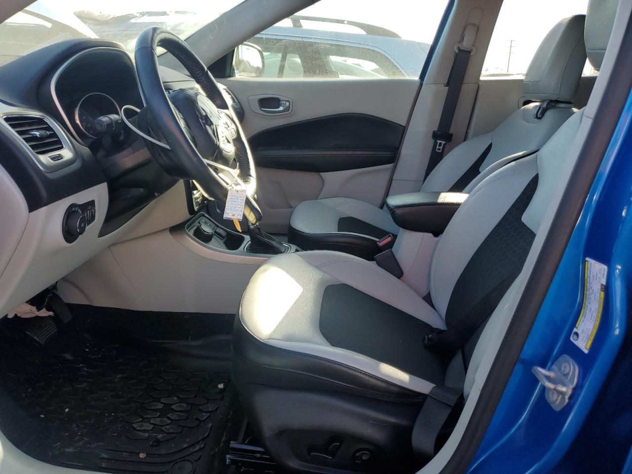 2018 Jeep Compass Latitude VIN: 3C4NJDBBXJT307219 Lot: 92636695