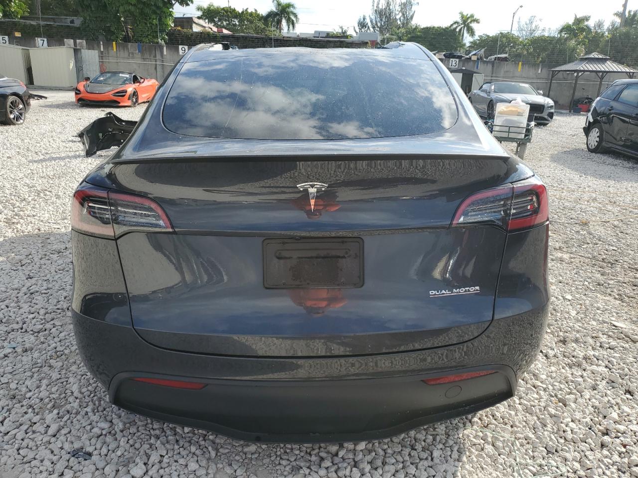 2024 Tesla Model Y VIN: 7SAYGDEF4RA318253 Lot: 93200265