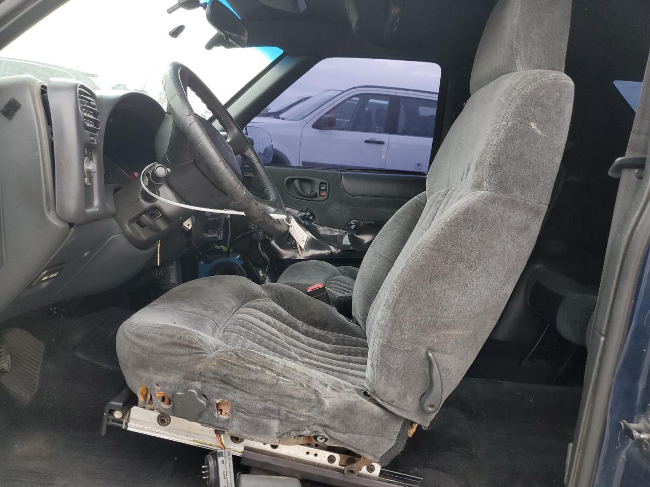 2000 Chevrolet Blazer VIN: 1GNCT18W3YK252688 Lot: 93060375