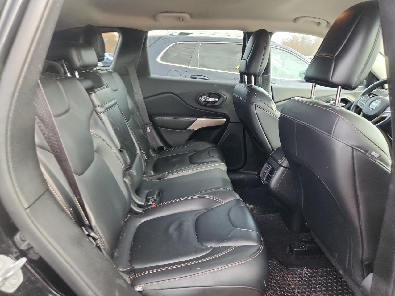 2017 Jeep Cherokee Latitude VIN: 1C4PJMCSXHW575585 Lot: 91012425