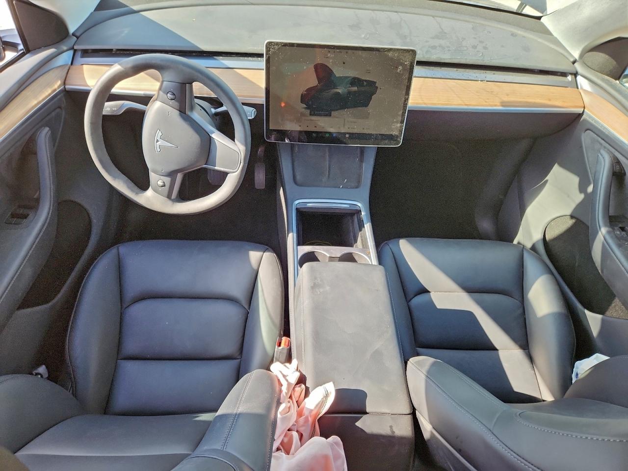 2025 Tesla Model Y VIN: 7SAYGDED1SA374784 Lot: 93721495