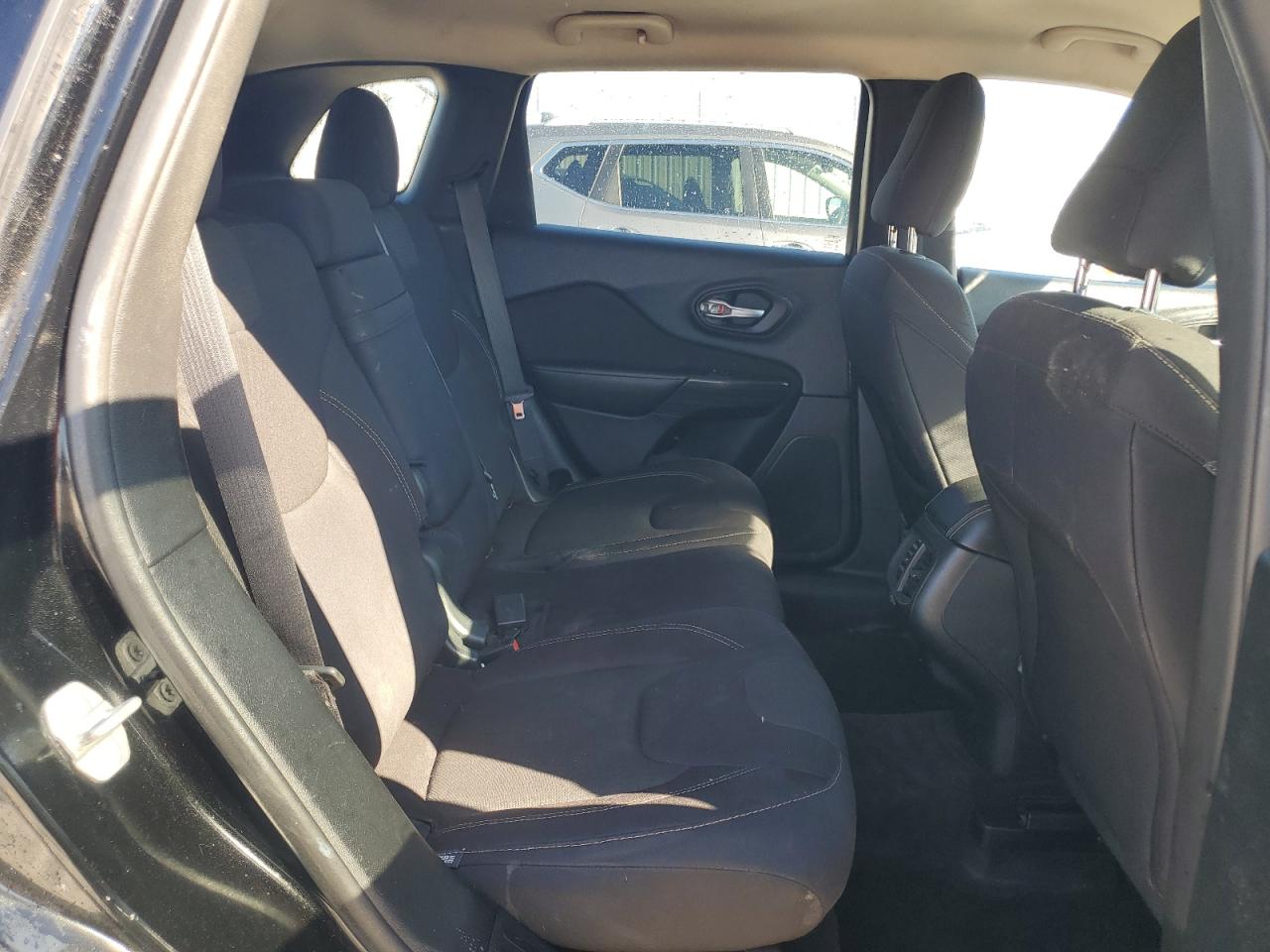 2016 Jeep Cherokee Latitude VIN: 1C4PJMCB2GW210333 Lot: 92197185