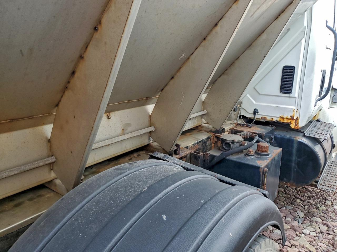 2005 International 4300 Spreader Truck VIN: 1HTMMAANX5H121992 Lot: 92058565