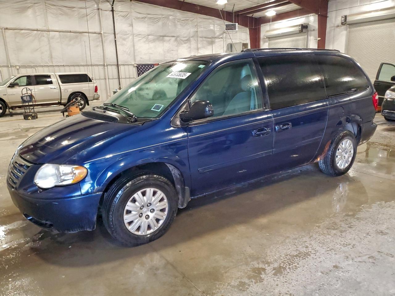 2005 Chrysler Town & Country Lx VIN: 2C4GP44R85R398176 Lot: 93988635