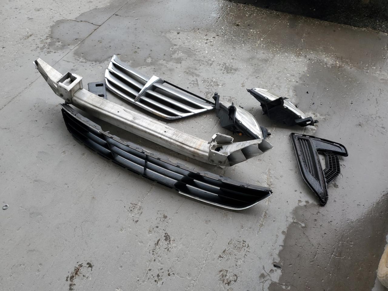 2013 Hyundai Genesis 3.8L VIN: KMHGC4DD5DU210372 Lot: 91720175