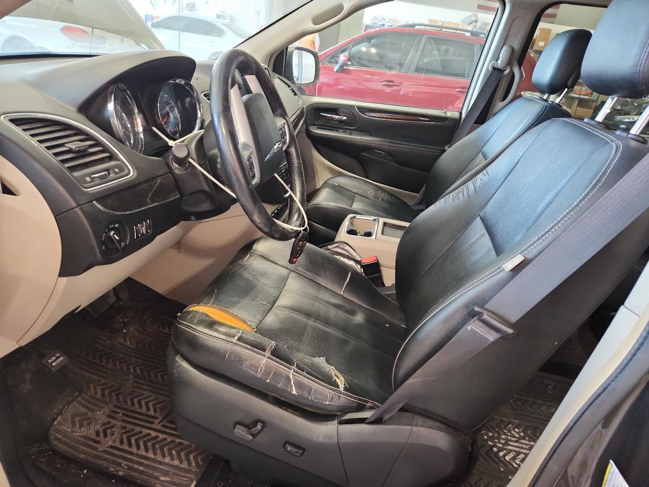 2016 Chrysler Town & Country Touring L VIN: 2C4RC1CG8GR221830 Lot: 92297555