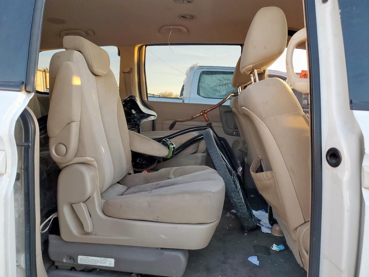 2011 Kia Sedona Lx VIN: KNDMG4C7XB6372281 Lot: 92132935