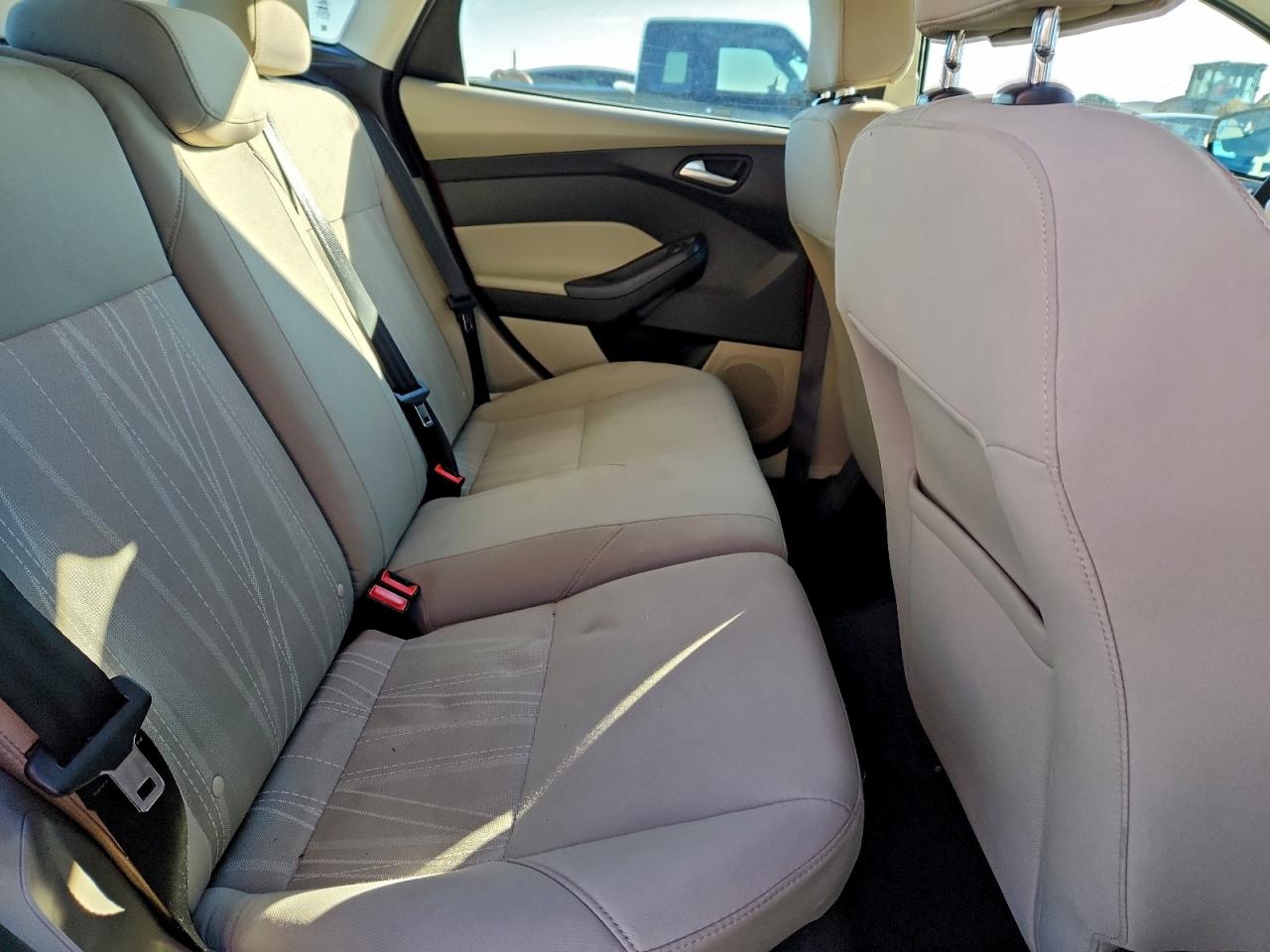 2016 Ford Focus Se VIN: 1FADP3K23GL212452 Lot: 93928245