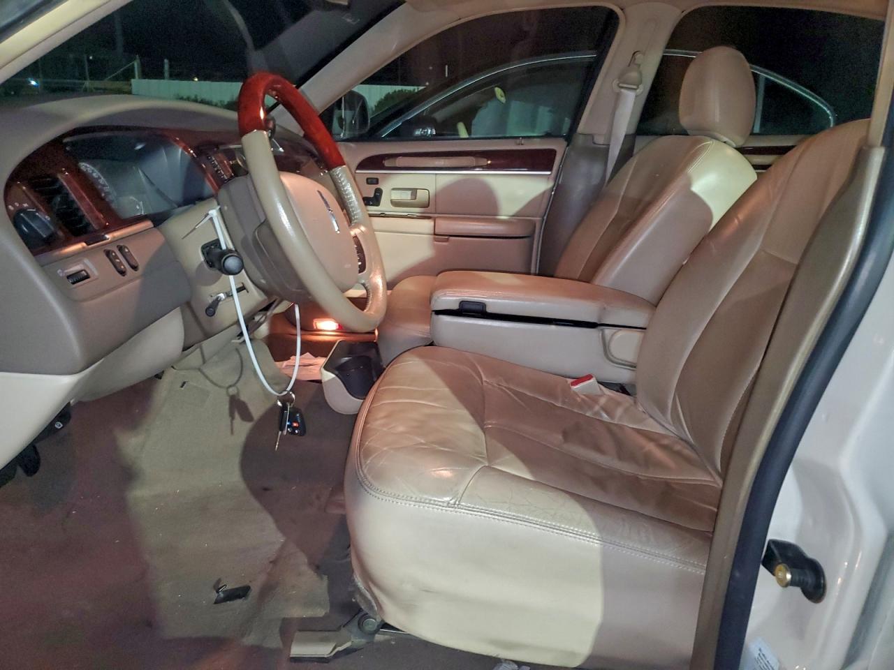 2005 Lincoln Town Car S VIN: 626528 Lot: 94601145