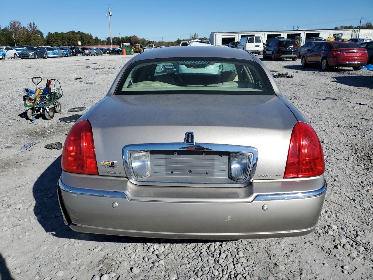 2003 Lincoln Town Car Signature VIN: 1LNHM82W13Y645426 Lot: 90675595