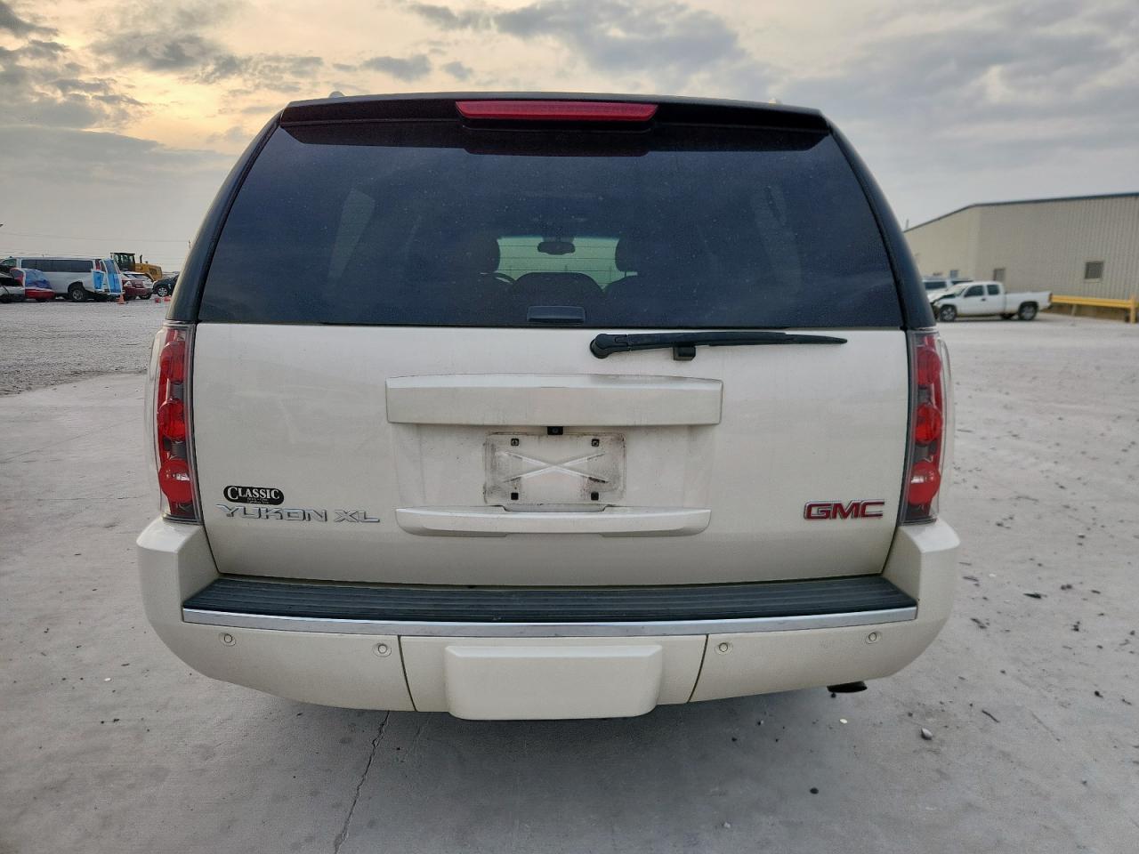 2013 GMC Yukon Xl Denali VIN: 1GKS1MEF2DR377400 Lot: 93376485