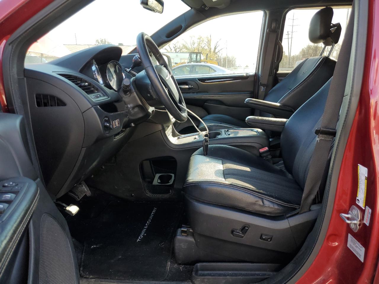 2015 Chrysler Town & Country S VIN: 2C4RC1HG0FR618620 Lot: 92331895