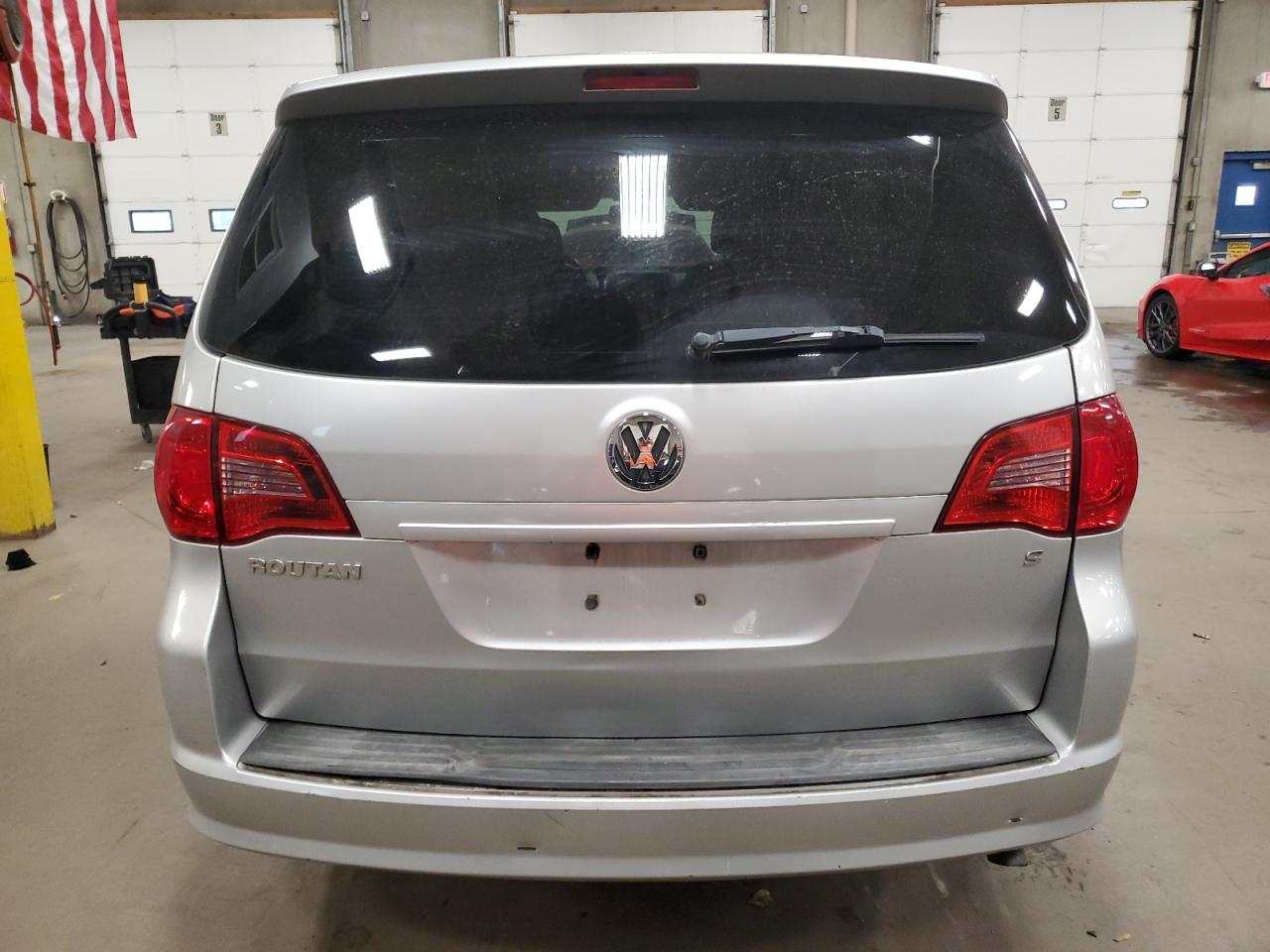 2011 Volkswagen Routan S VIN: 2V4RW4DG4BR805096 Lot: 92469205