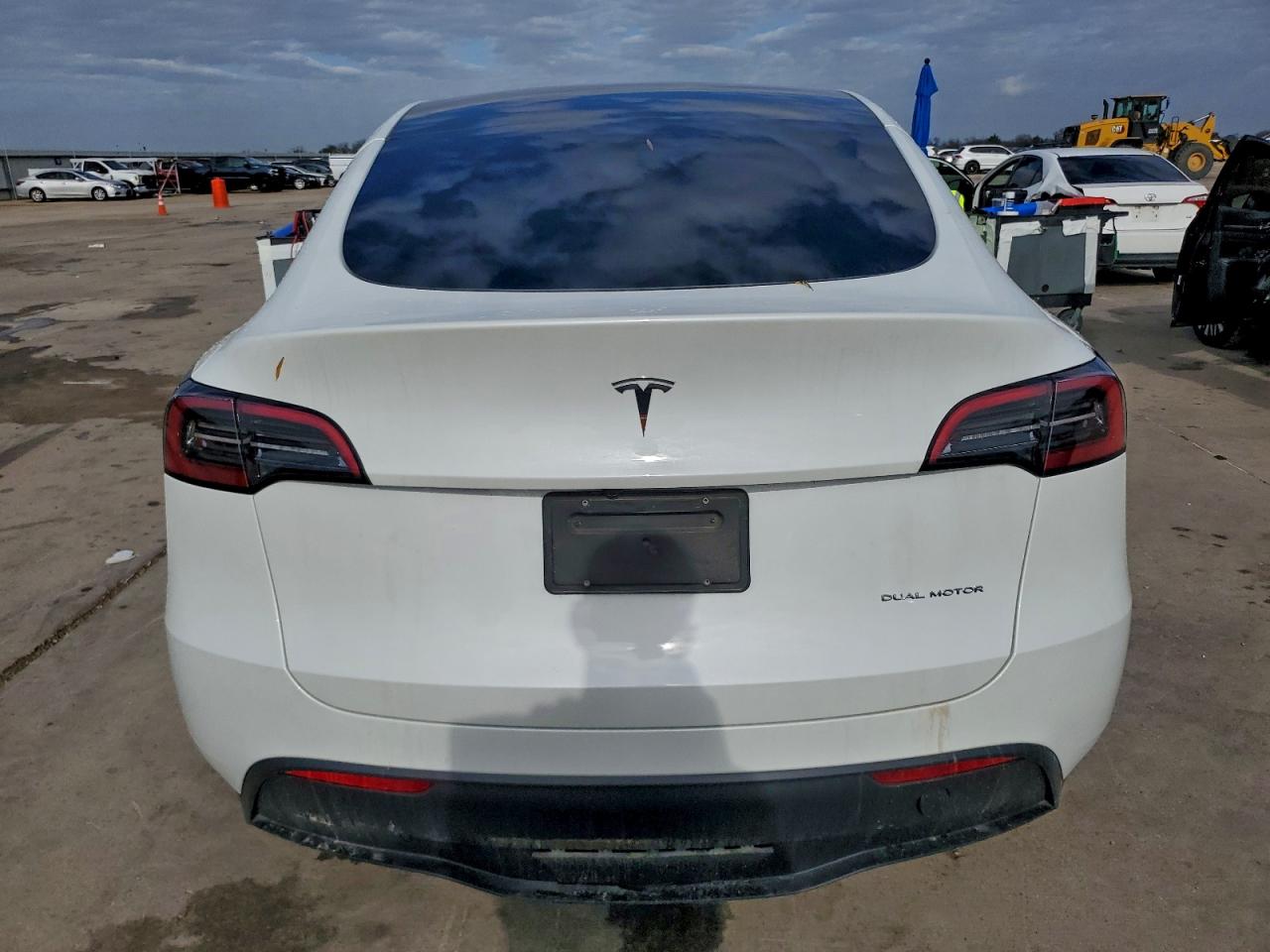 2024 Tesla Model Y VIN: 7SAYGAEE9RF211613 Lot: 93972545