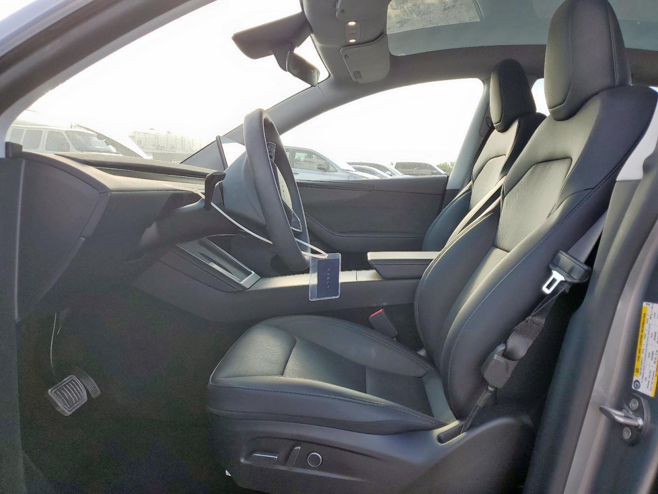 2026 Tesla Model Y VIN: 7SAYGDEE2TA381284 Lot: 92316365