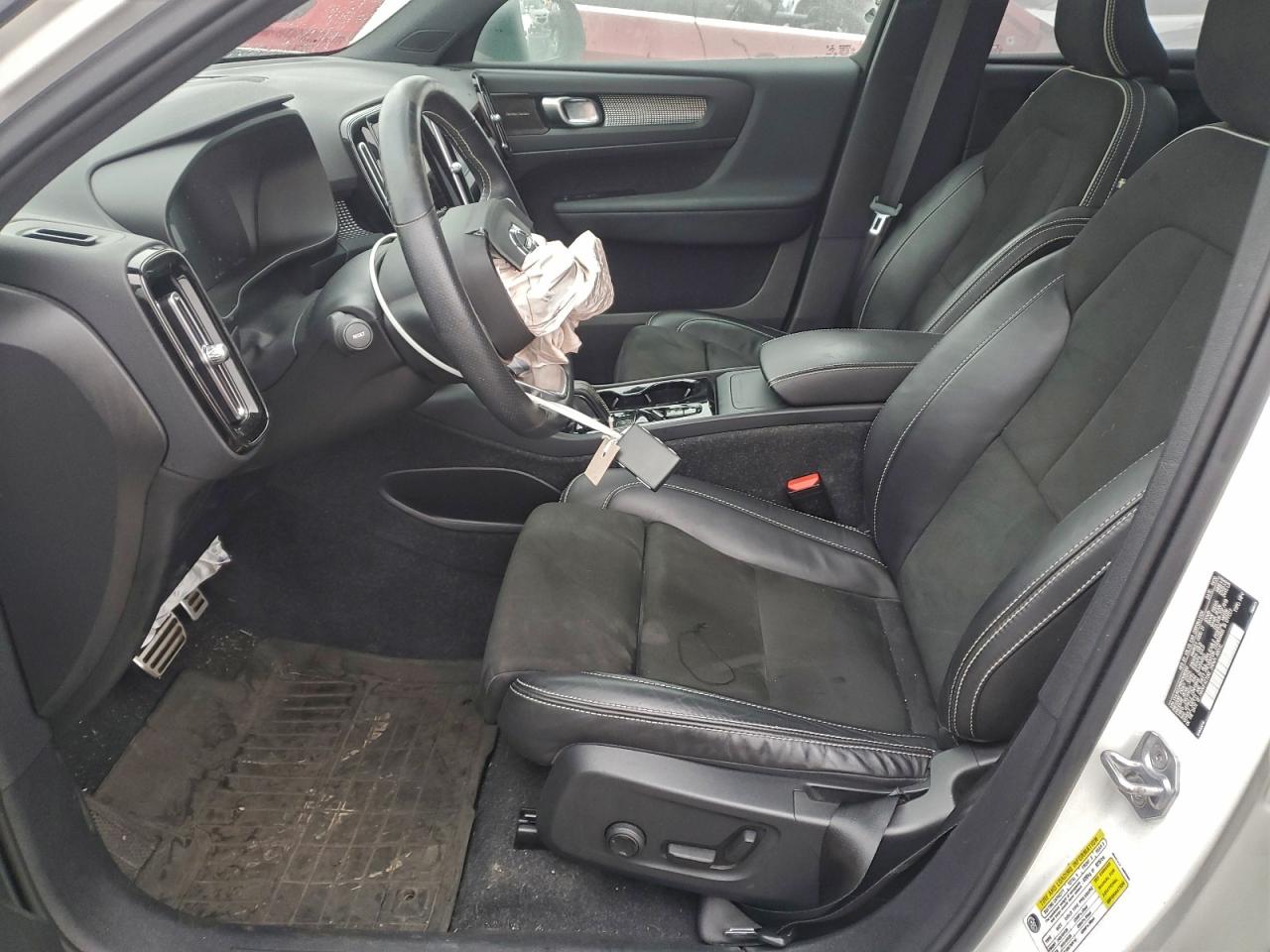 2021 Volvo Xc40 T5 R-Design VIN: YV4162UM8M2496569 Lot: 93894635