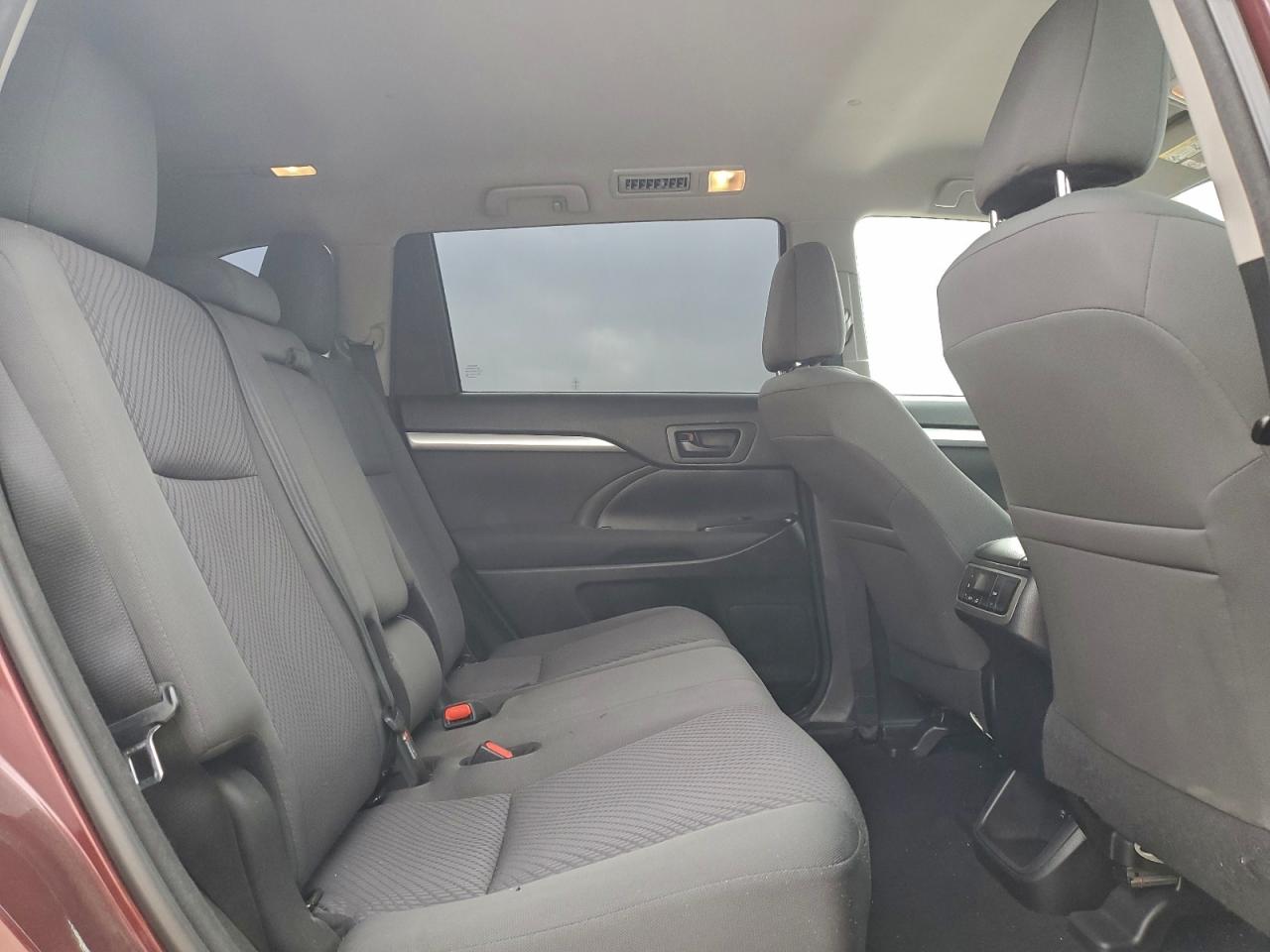 2018 Toyota Highlander Le VIN: 5TDZZRFH7JS257606 Lot: 93946745