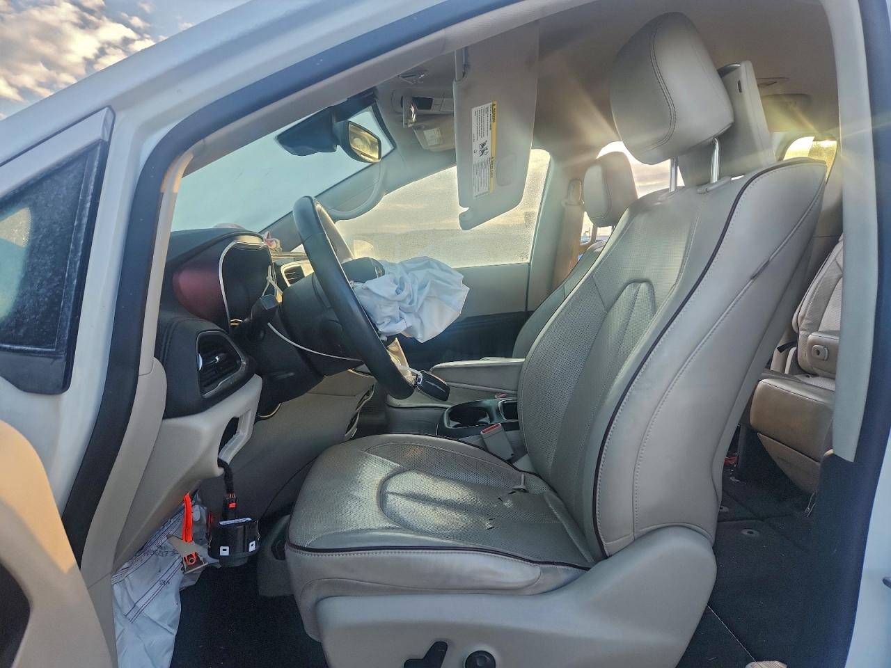 2017 Chrysler Pacifica Limited VIN: 2C4RC1GG8HR812235 Lot: 93747235